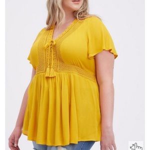 TORRID NWT Babydoll Crinkle Gauze Lace-Up Top 💛